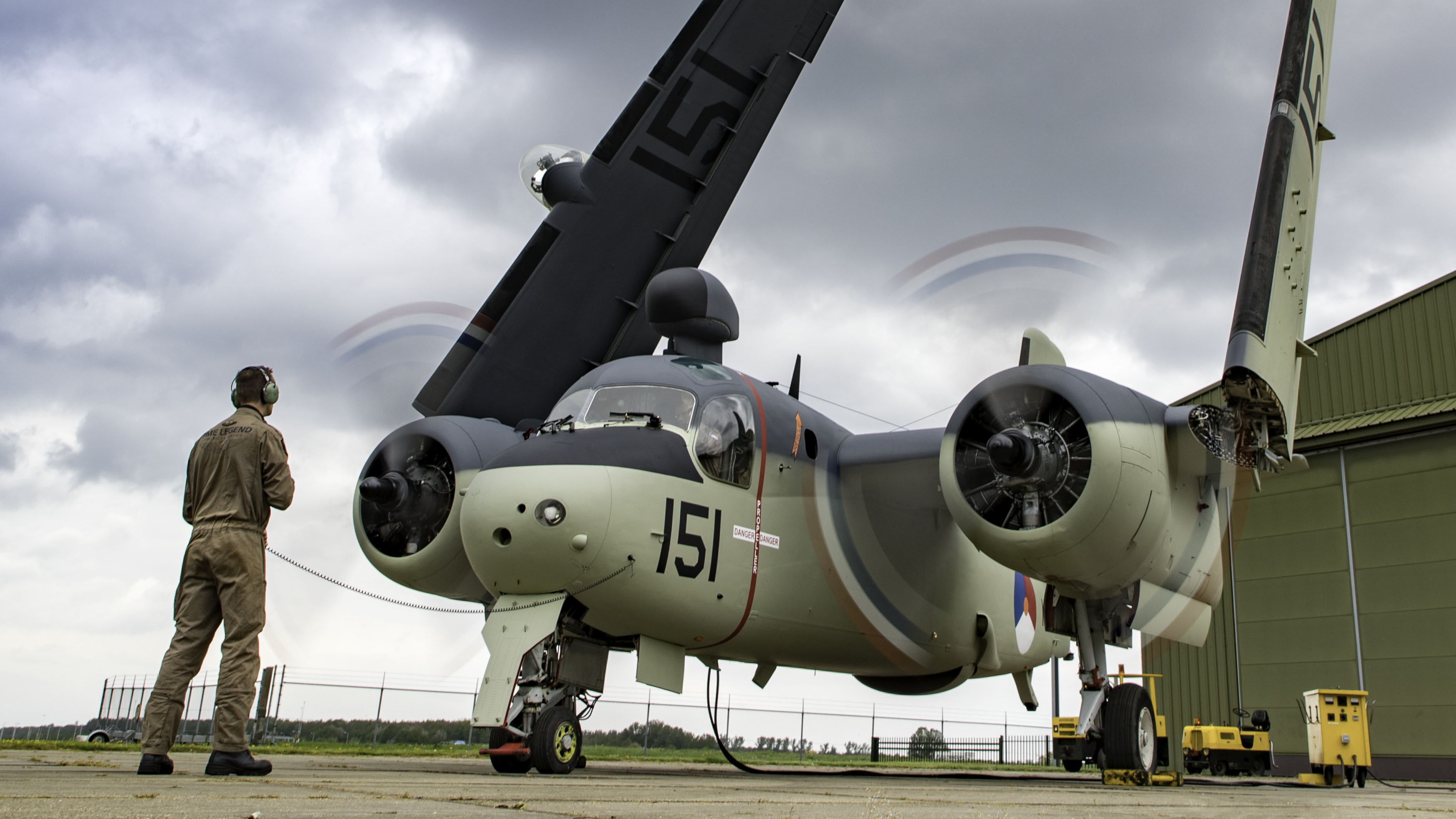 Nostalgie: Grumman S-2N Tracker maakt engine run