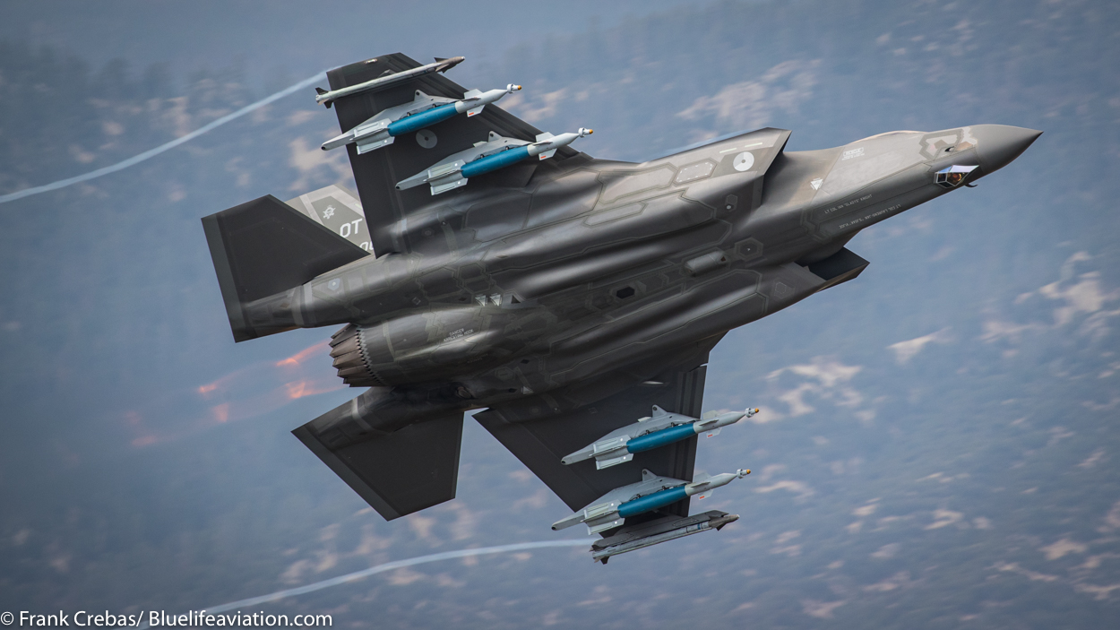 ZIEN: KLu F-35’s low level in Californië.