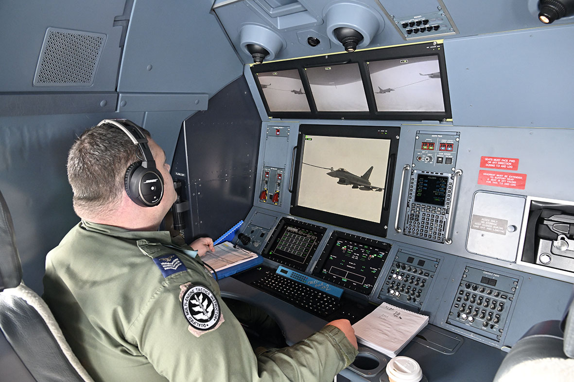 Voyager tankt Eurofighters bij